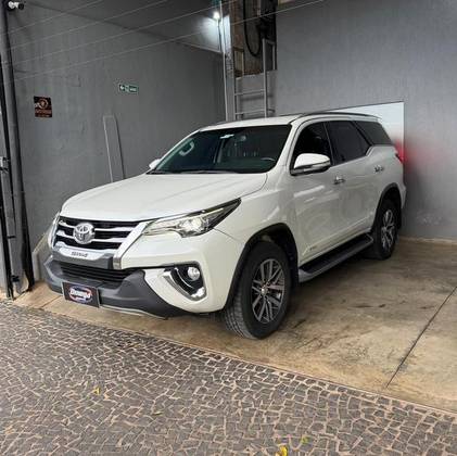 TOYOTA HILUX SW4 2.8 SRX 4X4 7 LUGARES 16V TURBO INTERCOOLER DIESEL 4P AUTOMÁTICO